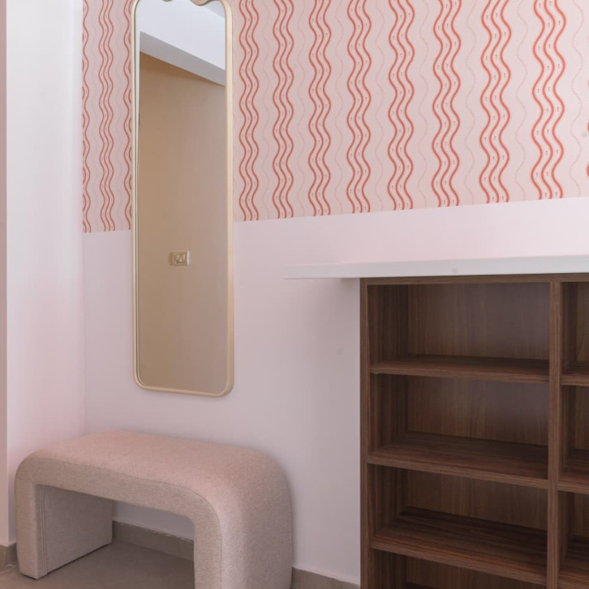 Tapet lavabil Ben, cu un design elegant cu linii ondulate, in nuante de roșu și bej