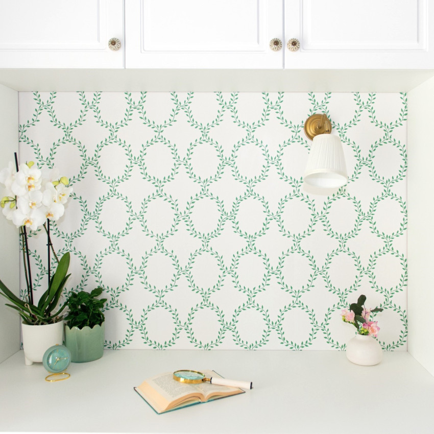 Tapet lavabil Wilma Green, cu un design modern, care prezintă un model rafinat de frunze verzi pe un fundal crem.
