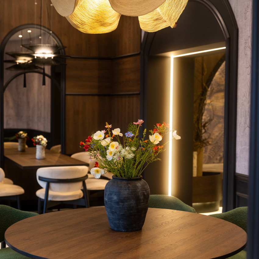 Tapet Boucler Stucco Light cu un design floral elegant, pe un fundal texturat