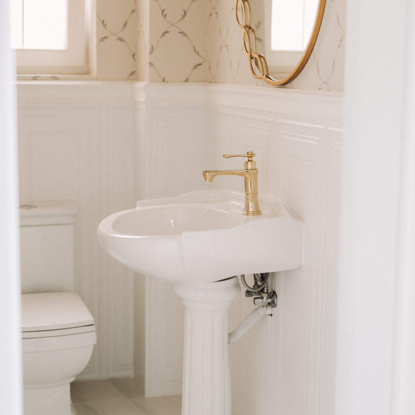 Brau decorativ alb montat pe perete