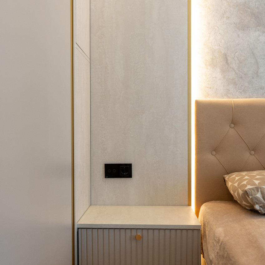 Tapet texturat cu aspect de piatră într-un decor interior