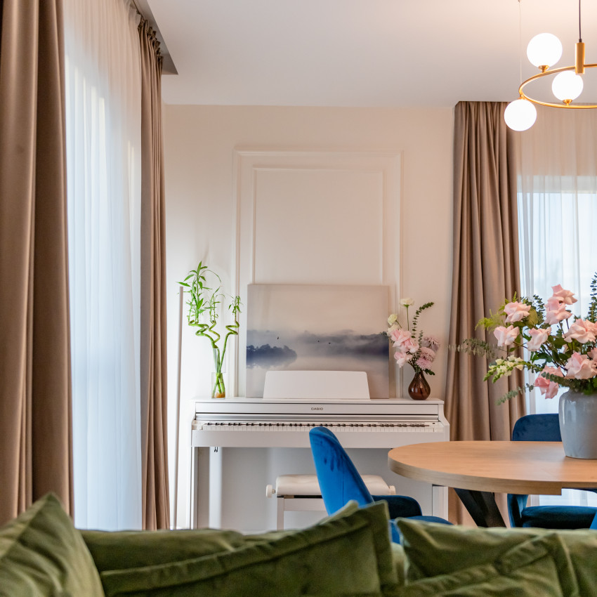 Brau decorativ alb montat pe perete gri