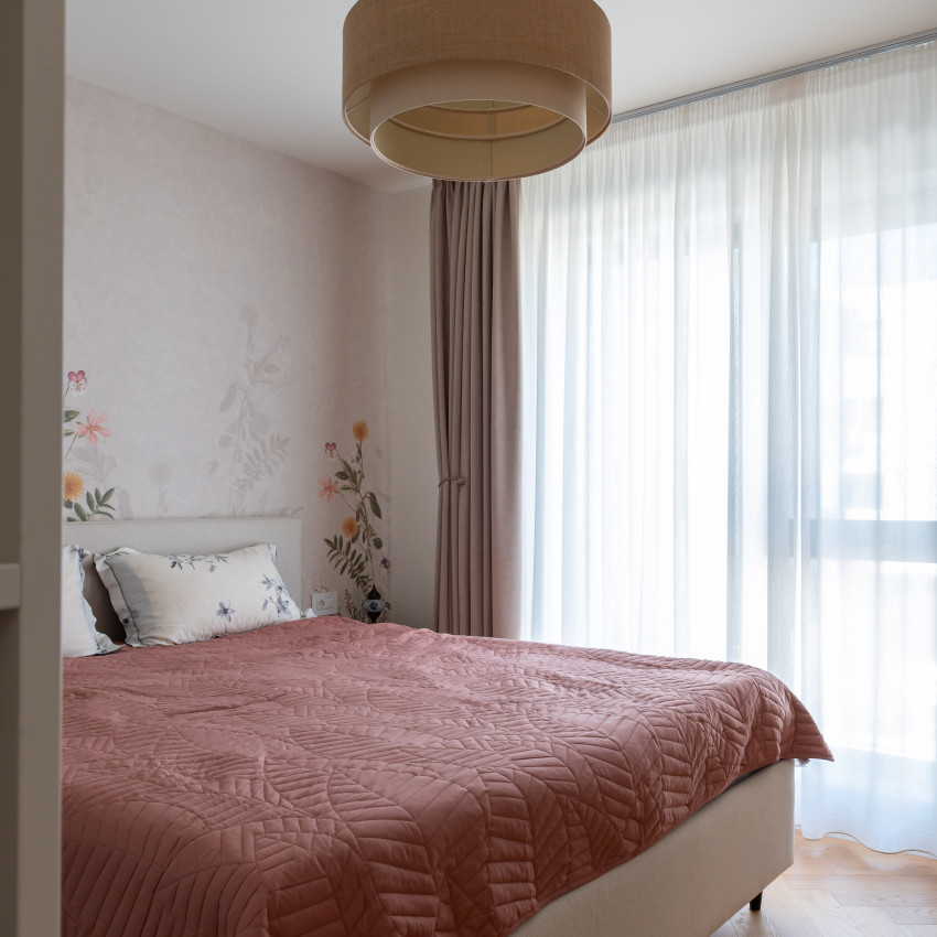 Tapet Stormy Meadow, Sand cu model floral delicat de flori sălbatice pe fond neutru.