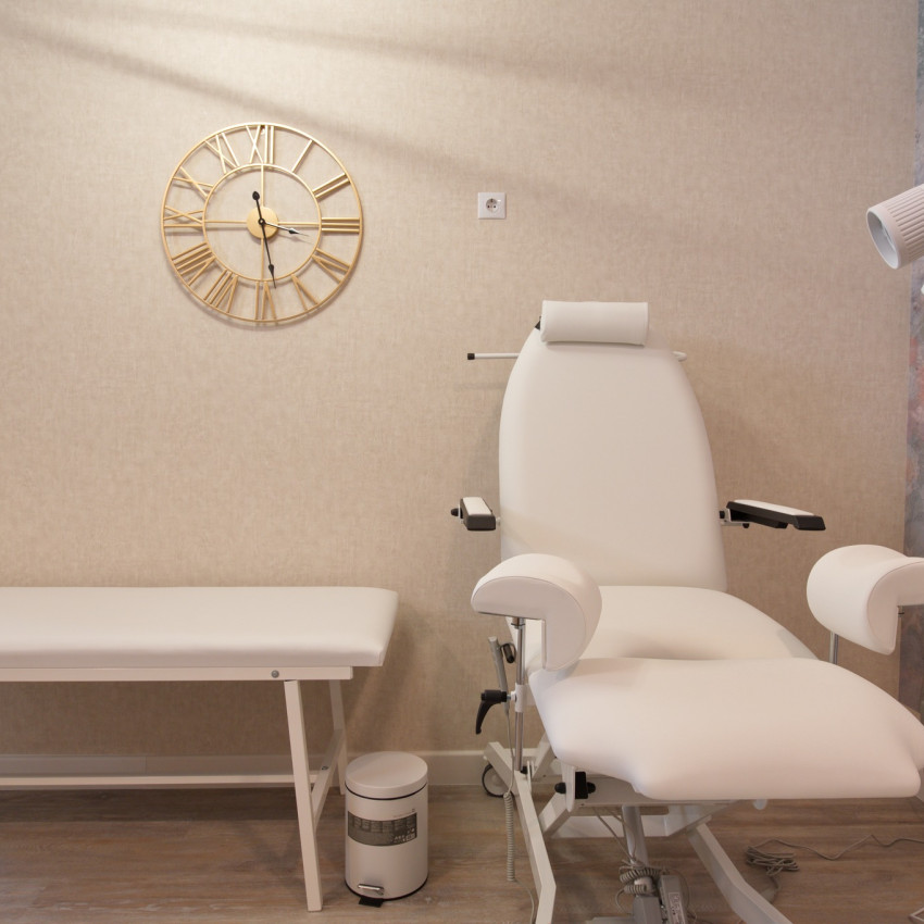Tapet floral delicat, cu design modern si elegant, in tonuri pastelate. Tapet ideal pentru dormitor, sufragerie sau hol.