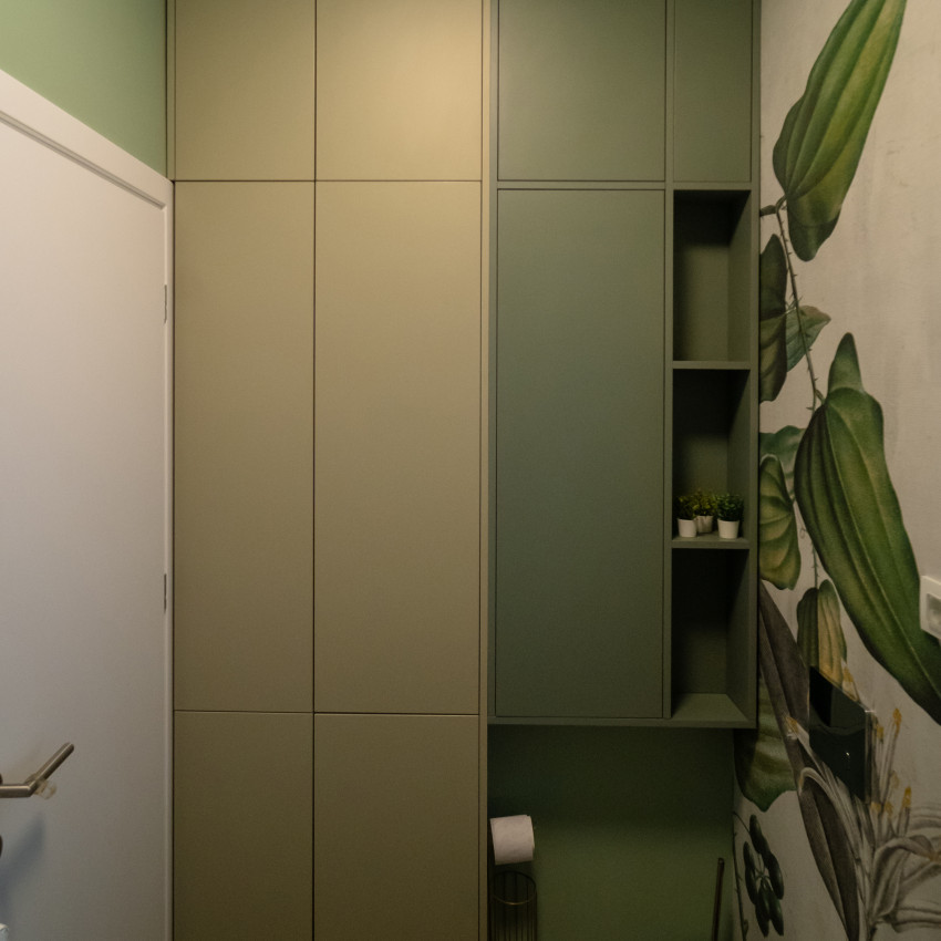 Tapet modern Elegant Flora, cu un design floral tropical, cu frunze bogate, flori albe delicate și o pasăre exotică colorată.