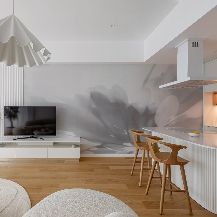 Tapet cu design minimalist, cu o floare delicată, ale cărei umbre se proiectează pe un fundal alb.