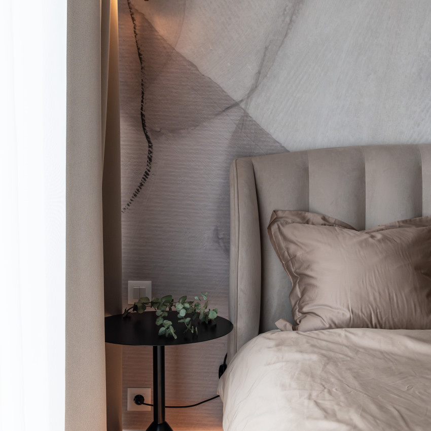 Tapet modern cu design minimalist, Asana, Sand, cu o pat în cameră, un perete gri cu modele abstracte, o oglindă pe un perete și un ghiveci cu ananas lângă fereastră