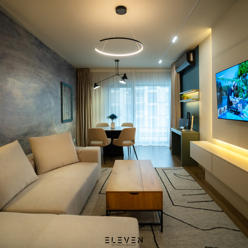 Wallpaper cu un design abstract în nuanțe de albastru și verde, cu linii ondulate care amintesc de valuri. Un decor perfect pentru a crea o atmosferă zen în living.