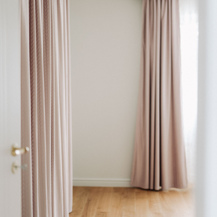 Plintă decorativă albă, model de interior