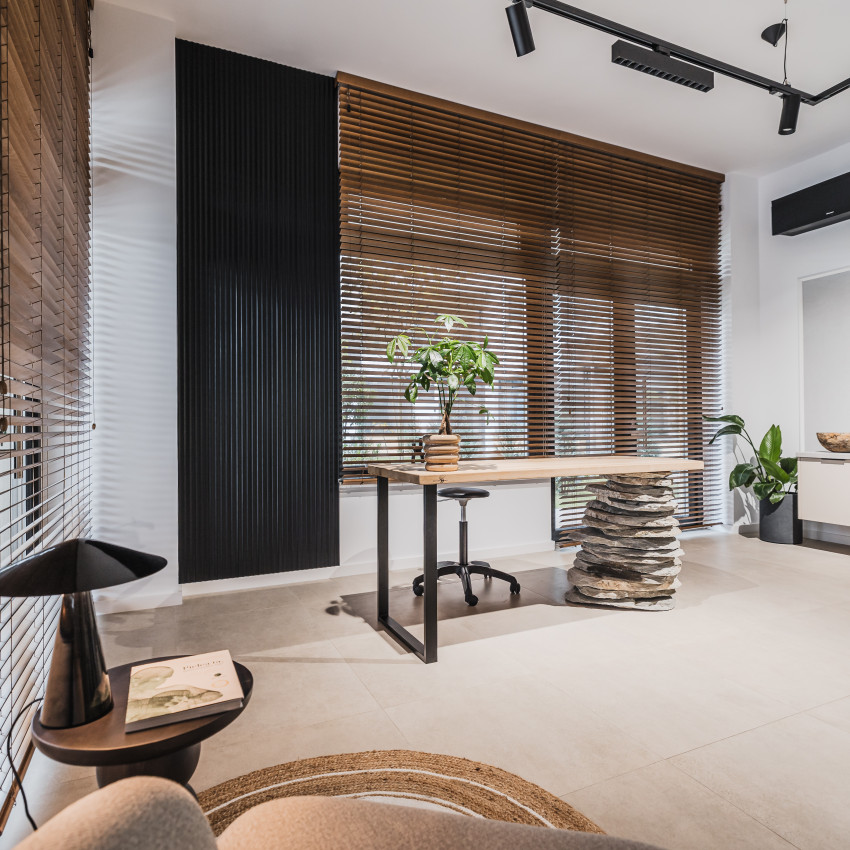 Panou decorativ riflat 3D negru într-un living modern