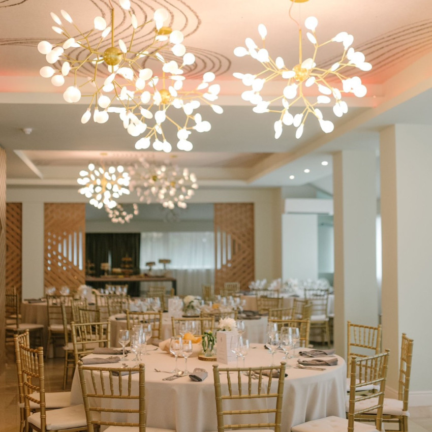 Tapet modern cu linii grafice într-un living elegant