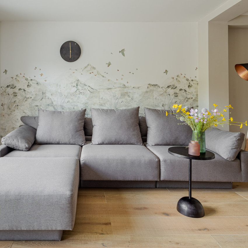 Tapet designeri cu motiv montan in living modern