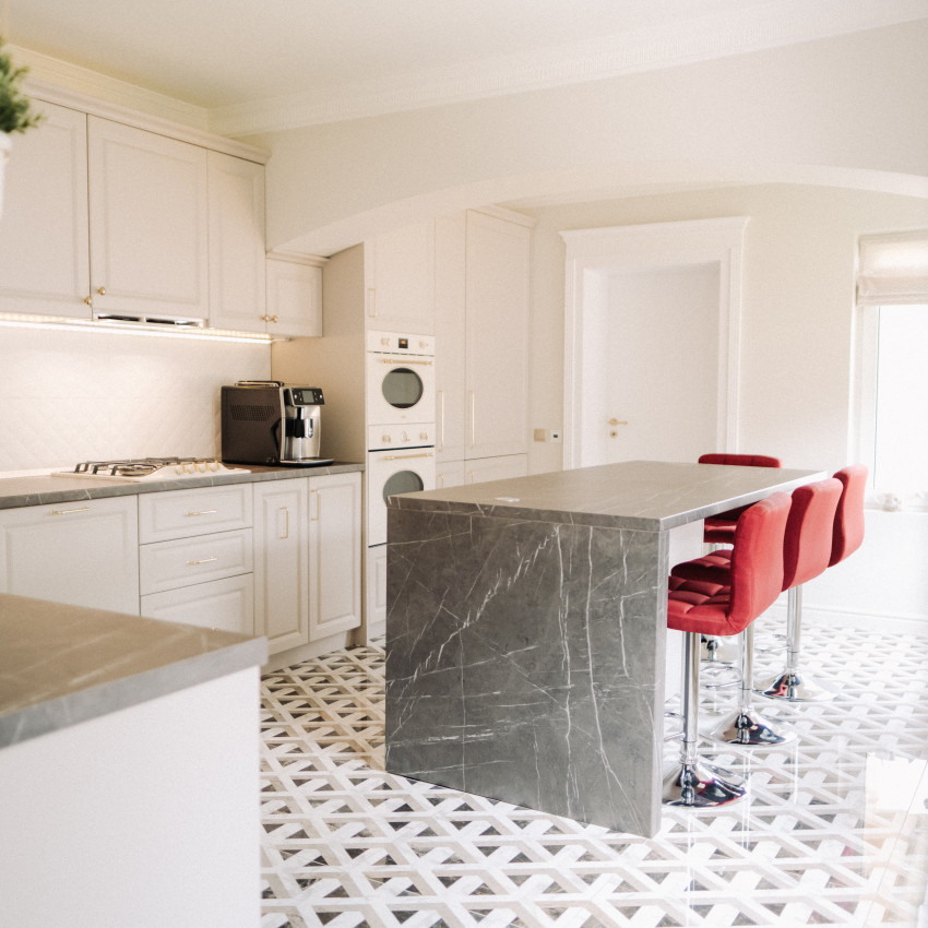 Plintă decorativă albă, model de interior