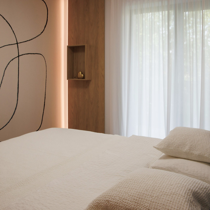 Tapet cu design abstract minimalist, cu linii delicate și o paletă de culori neutre, perfect pentru a crea un sentiment de calm și rafinament.