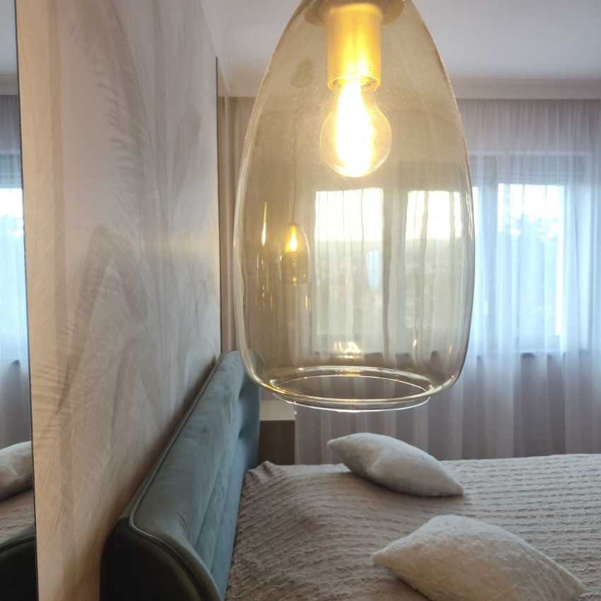 Tapet cu design de palmieri în nuanțe de gri