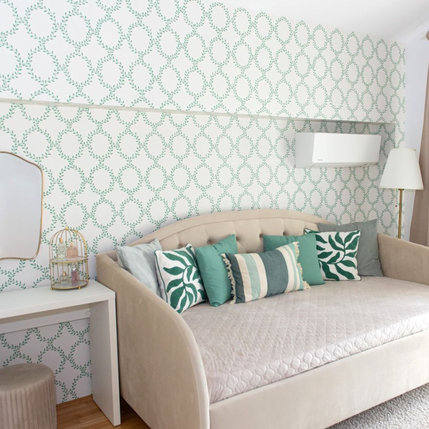 Tapet lavabil Wilma Green, cu un design modern, care prezintă un model rafinat de frunze verzi pe un fundal crem.