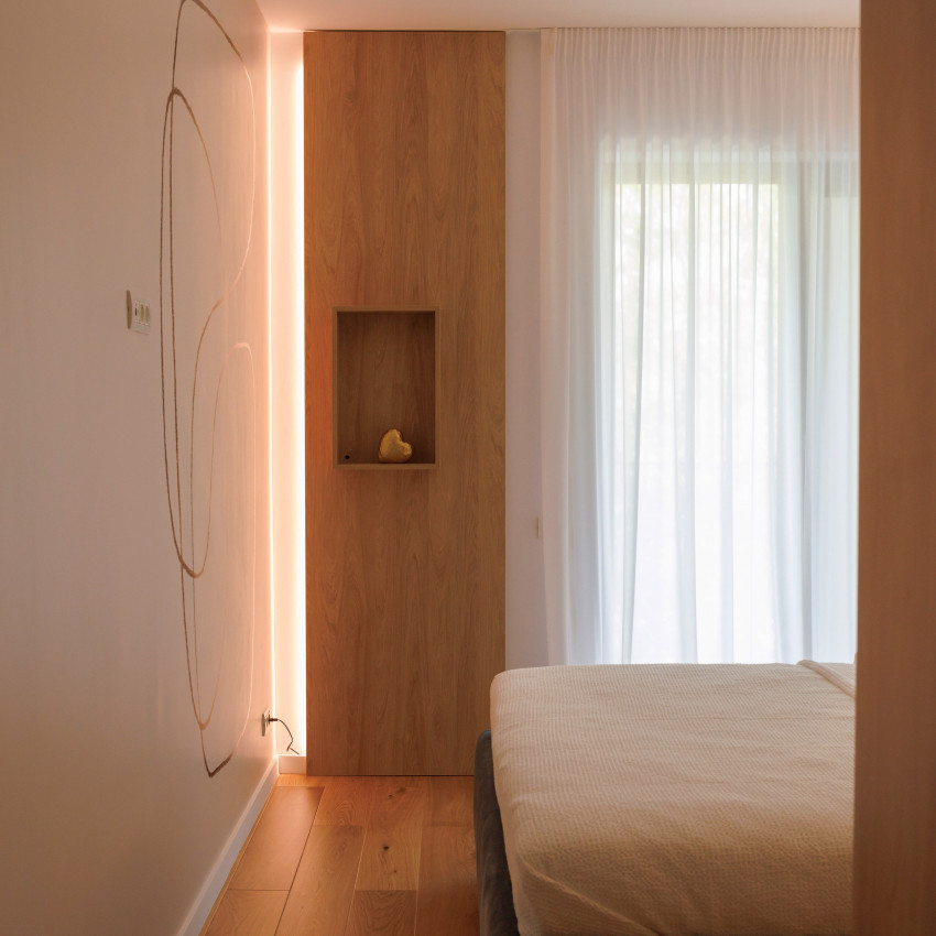 Tapet cu design abstract minimalist, cu linii delicate și o paletă de culori neutre, perfect pentru a crea un sentiment de calm și rafinament.