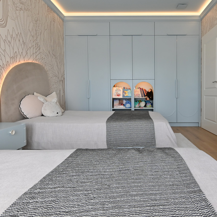 Tapet cu design minimalist, prezentând o colecție de cactuși și plante suculente în nuanțe de os.