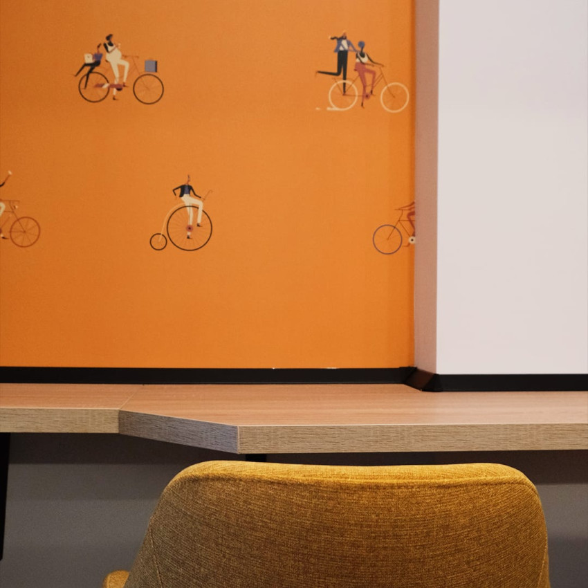 Tapet cu design grafic modern, Ride III. Imagine cu personaje pe biciclete.