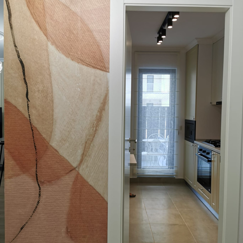 Fototapet abstract roz prăfuit cu canapea portocalie într-un living modern