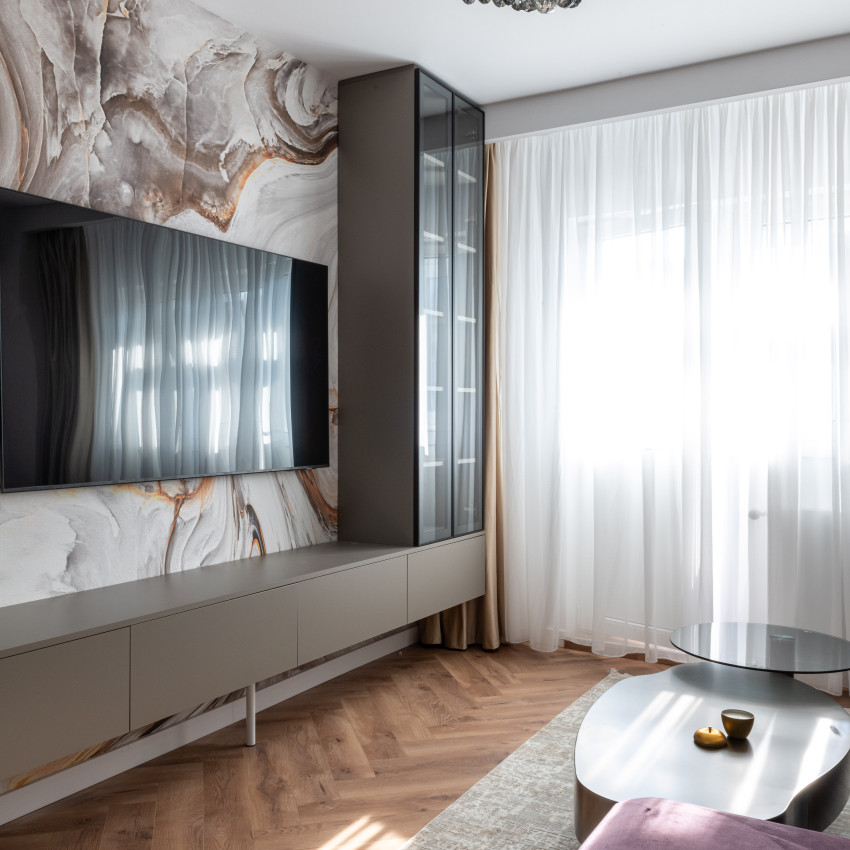 Tapet cu marmură abstract, Marble Swirl Nougat, în tonuri de maro, bej și gri, în livingul unei case moderne