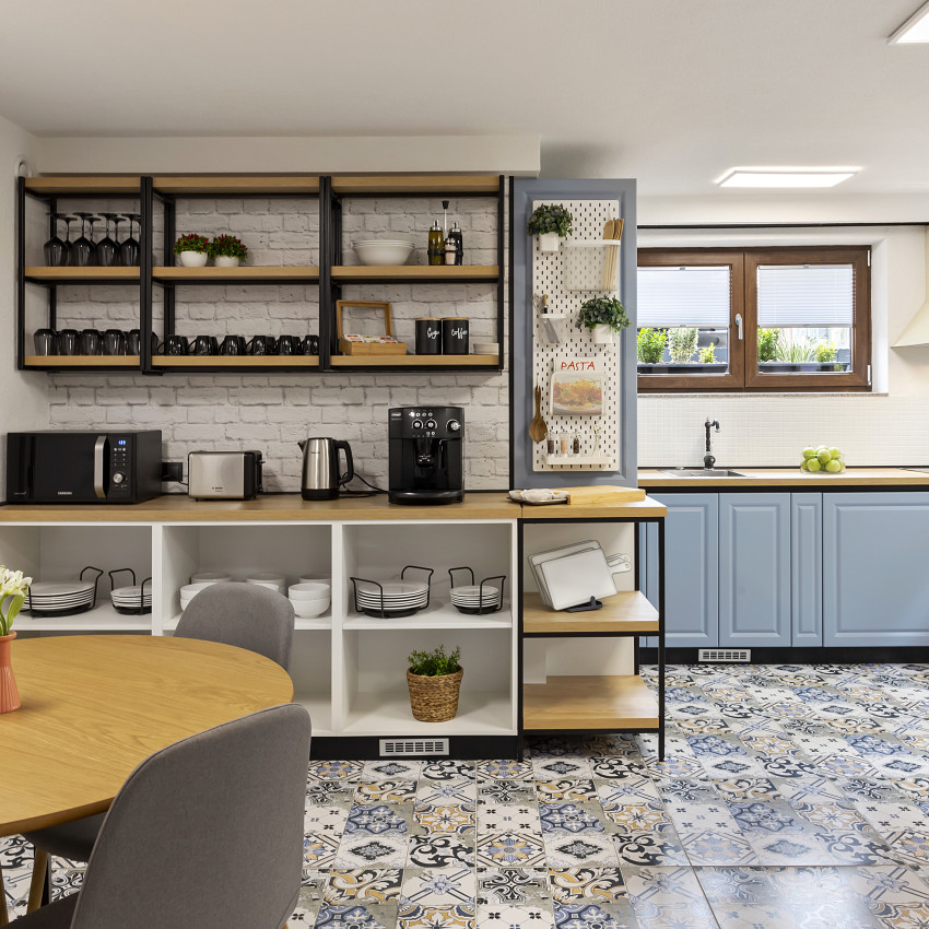 Fototapet cu aspect de cărămidă albă într-o bucătărie modernă