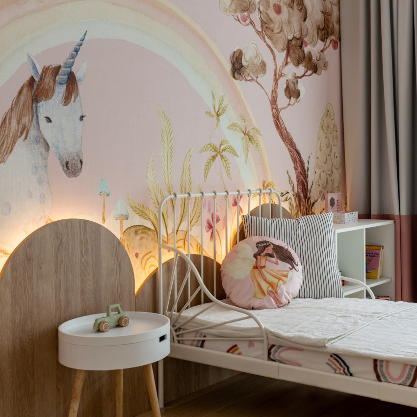 Tapet cu un unicorn, copaci cu fructe și un curcubeu