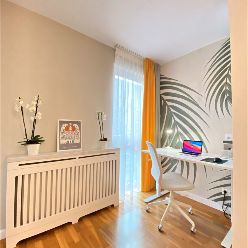 Tapet cu frunze de palmier Gentle Leaves - Imagine cu o baie modernă cu tapetul aplicat pe perete
