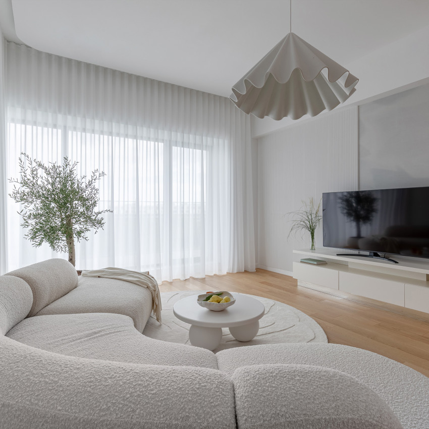Tapet cu design minimalist, cu o floare delicată, ale cărei umbre se proiectează pe un fundal alb.