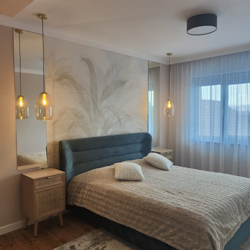 Tapet cu design de palmieri în nuanțe de gri