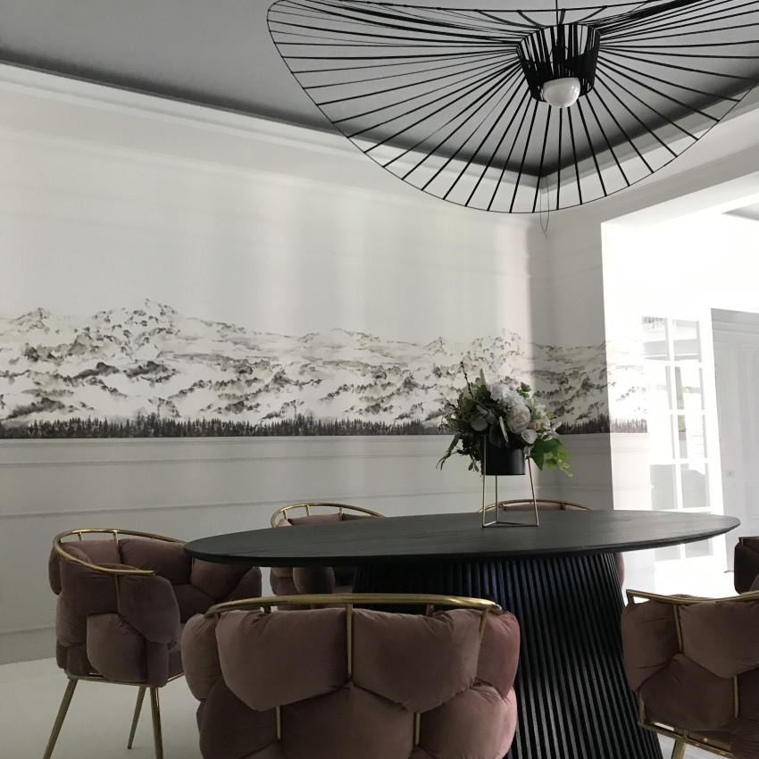Tapet 3D Hope Mountains cu design minimalist, cu munți acoperiți de nori și copaci.