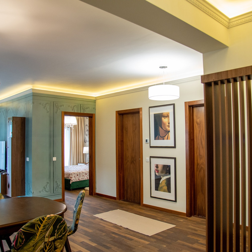 Tapet 3D cu panouri franceze în nuanțe de gri, folosit într-un interior modern cu o masă de dining din lemn masiv și scaune negre
