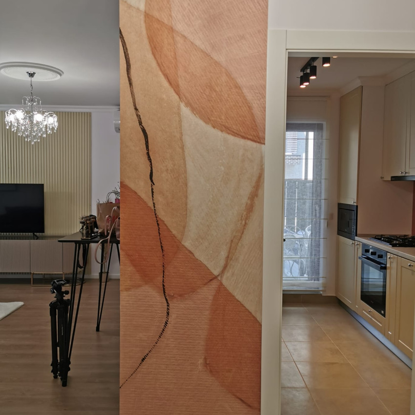 Fototapet abstract roz prăfuit cu canapea portocalie într-un living modern