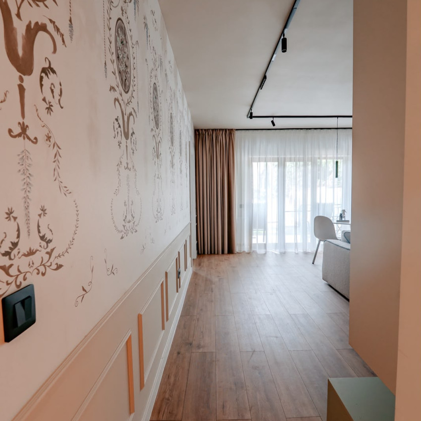 Tapet floral cu design clasic în living elegant