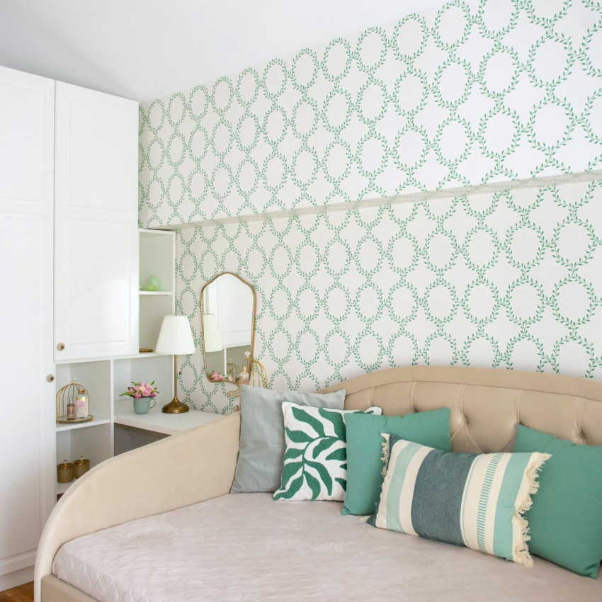Tapet lavabil Wilma Green, cu un design modern, care prezintă un model rafinat de frunze verzi pe un fundal crem.