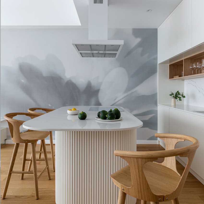 Tapet cu design minimalist, cu o floare delicată, ale cărei umbre se proiectează pe un fundal alb.