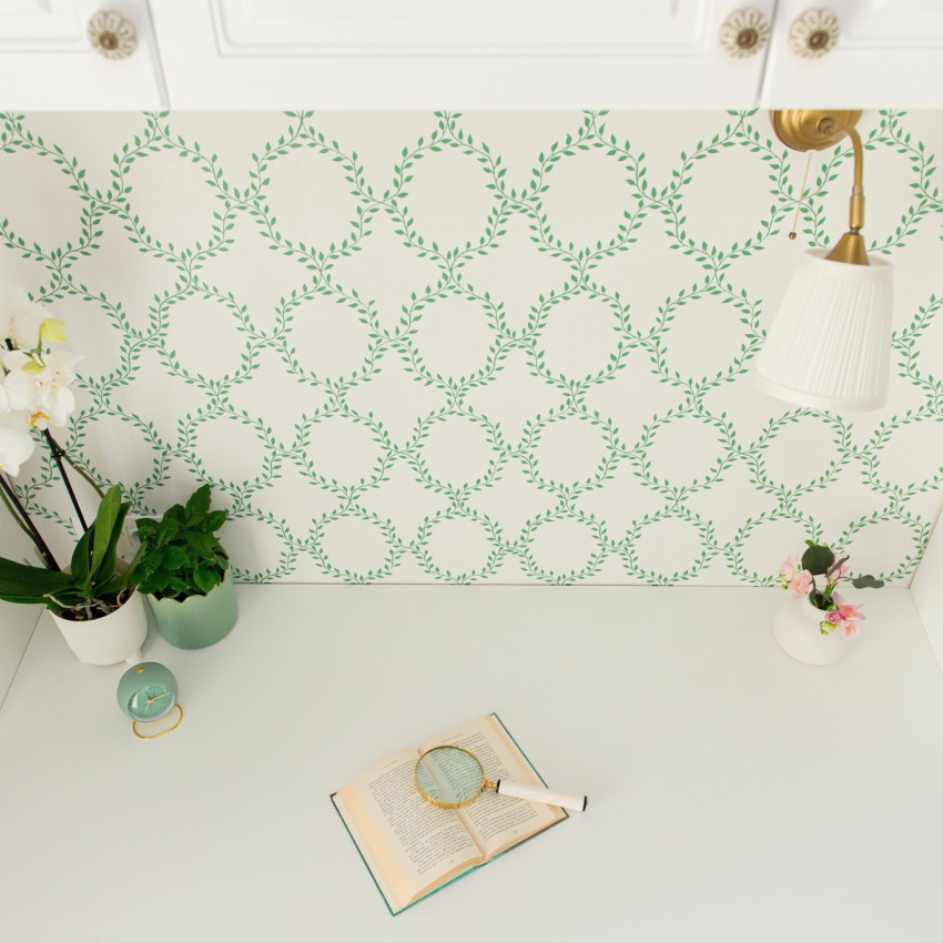 Tapet lavabil Wilma Green, cu un design modern, care prezintă un model rafinat de frunze verzi pe un fundal crem.