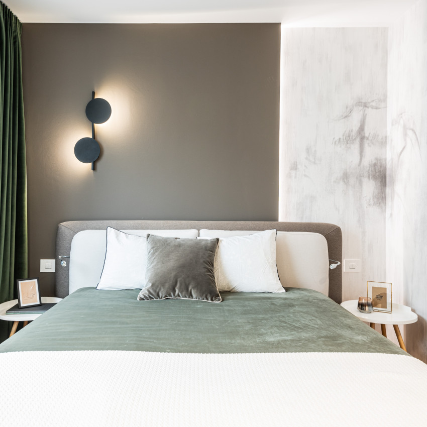 Imagine cu un tapet minimalist cu motive de pini asiatici
