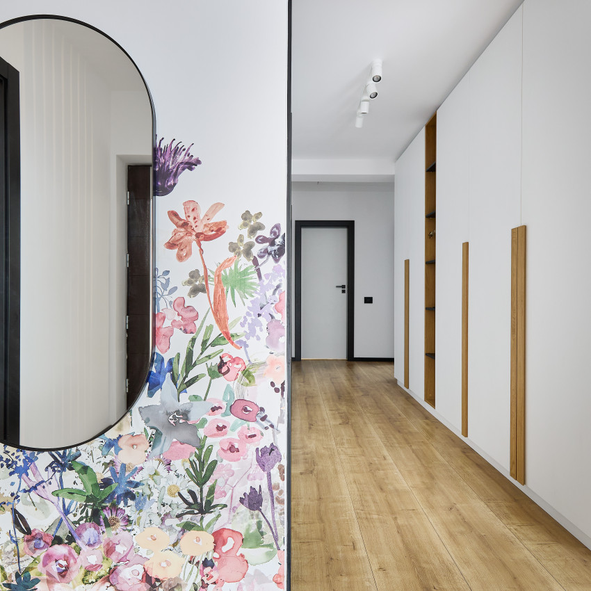 Tapet floral pastelat May Meadow cu flori delicate pe fundal alb.