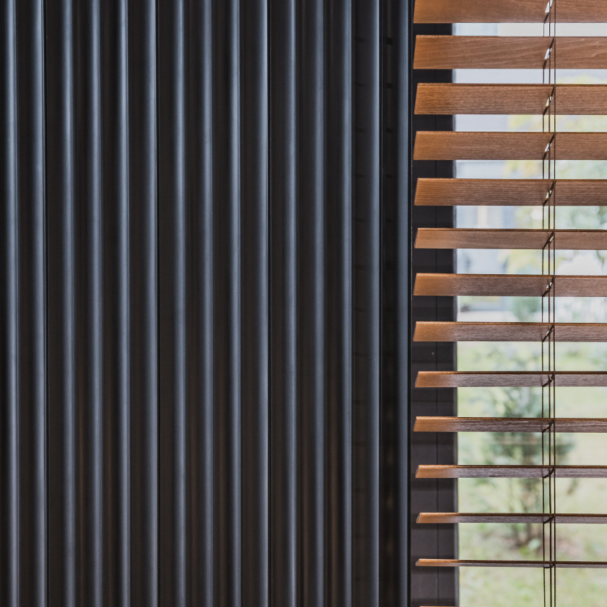 Panou decorativ riflat 3D negru într-un living modern