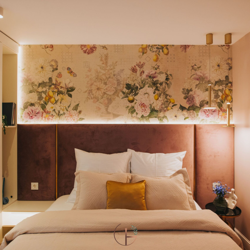 Tapet floral cu motive delicate și fluturi, perfect pentru dormitoare, livinguri sau holuri.