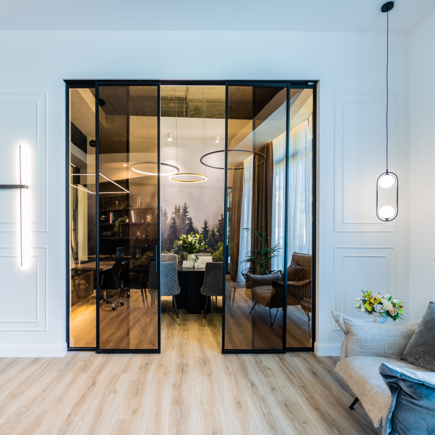Fototapet cu pădure de brazi în ceață în living modern
