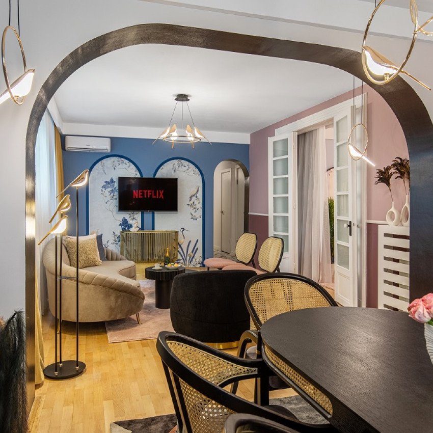 Tapet contemporan cu design minimalist, imagine cu un papagal galben pe un copac cu frunze albastre, tapet pentru perete