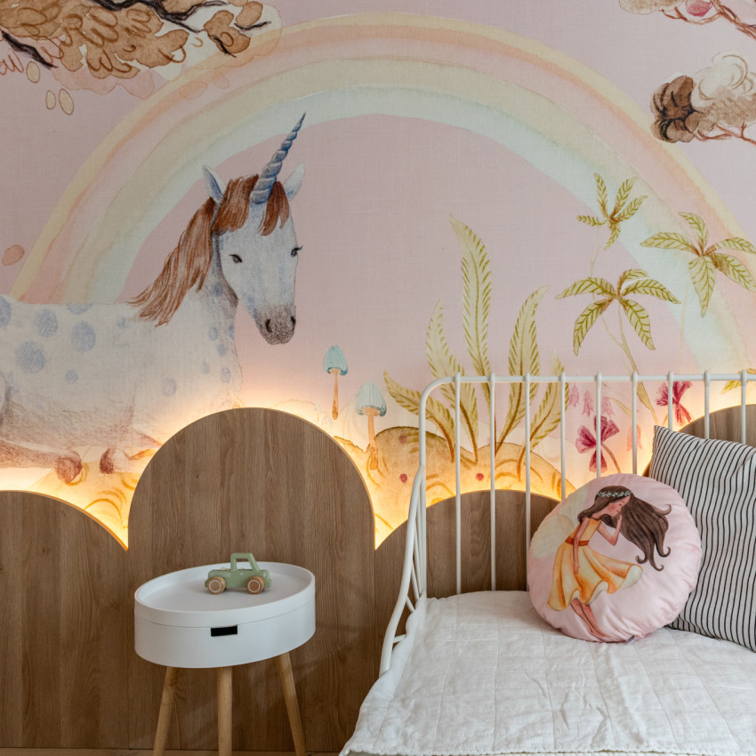 Tapet cu un unicorn, copaci cu fructe și un curcubeu