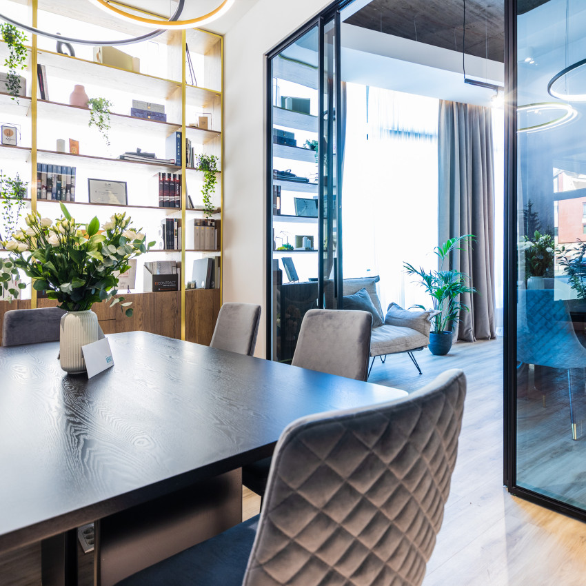 Fototapet cu pădure de brazi în ceață în living modern