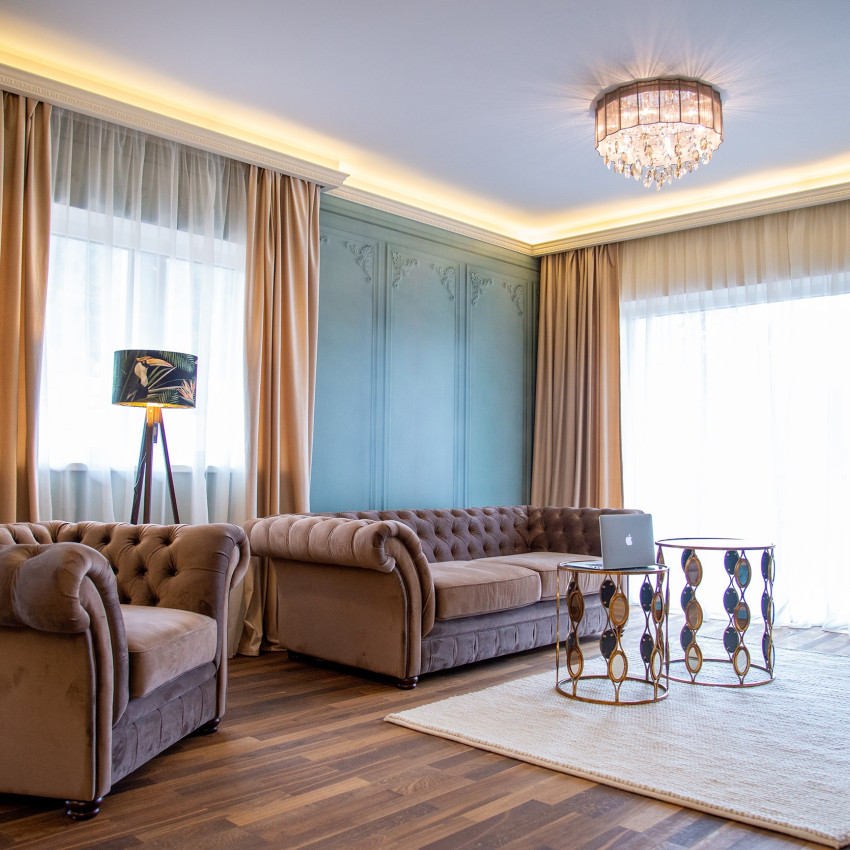 Tapet 3D cu panouri franceze în nuanțe de gri, folosit într-un interior modern cu o masă de dining din lemn masiv și scaune negre
