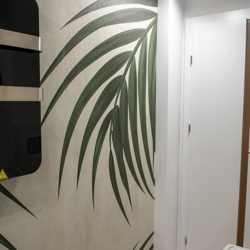 Tapet cu frunze de palmier Gentle Leaves - Imagine cu o baie modernă cu tapetul aplicat pe perete