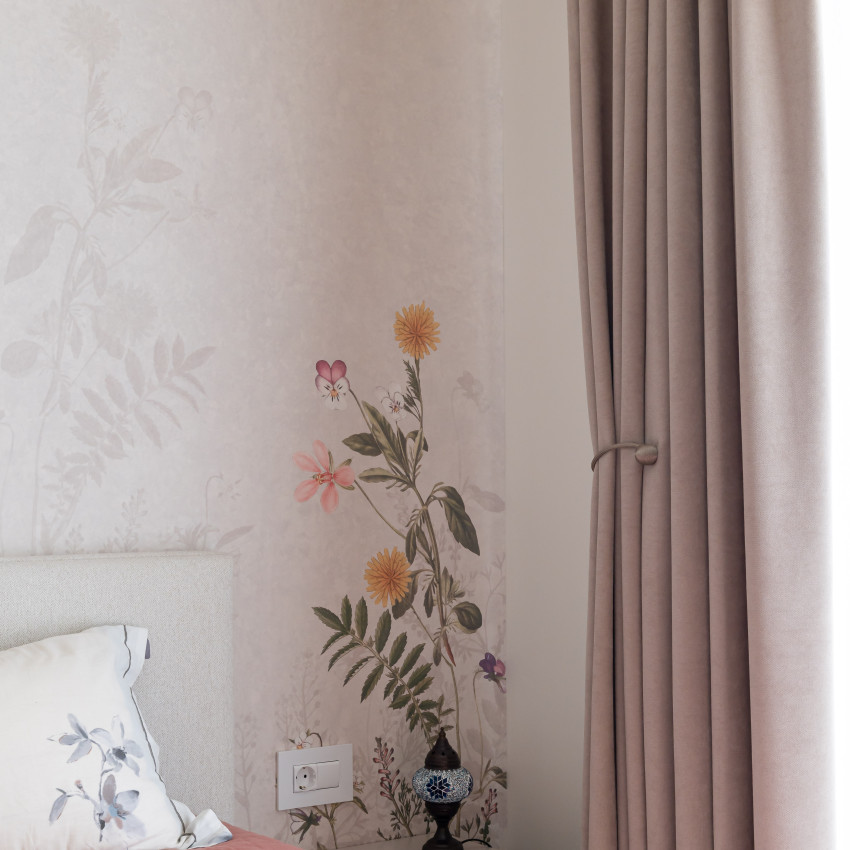 Tapet Stormy Meadow, Sand cu model floral delicat de flori sălbatice pe fond neutru.