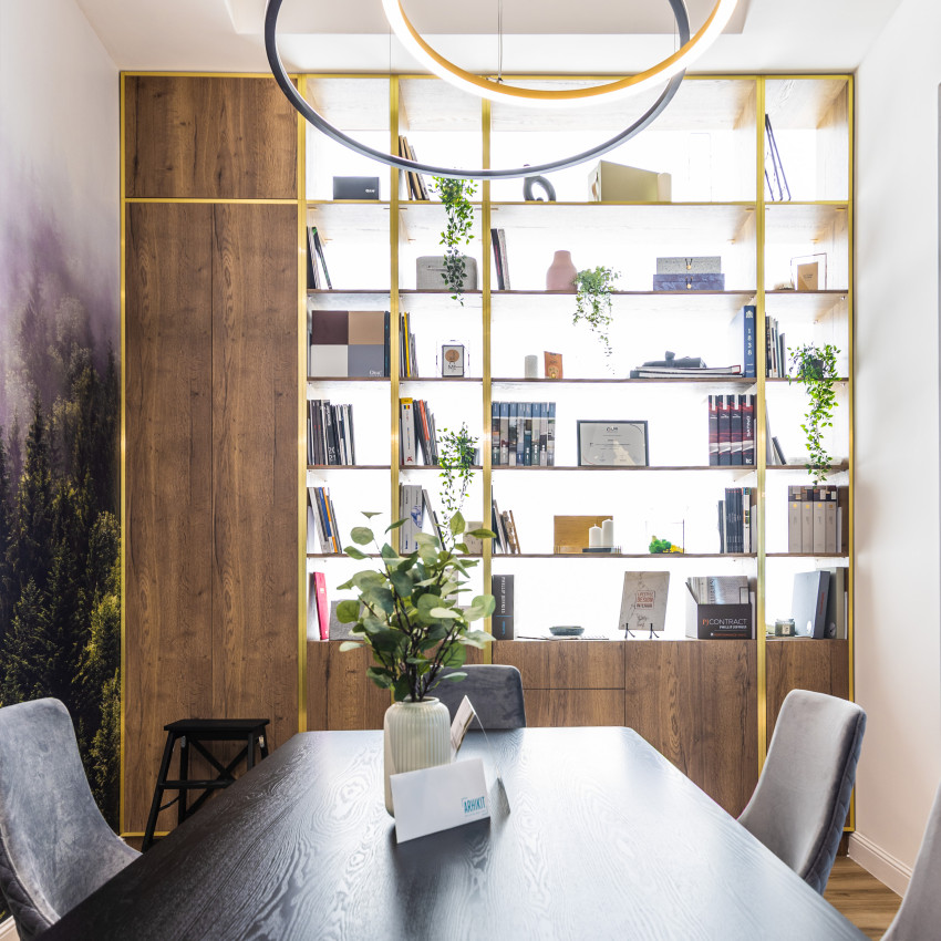 Fototapet cu pădure de brazi în ceață în living modern