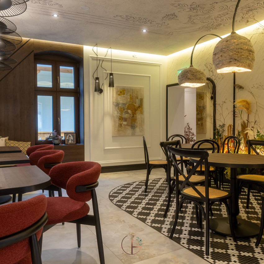 Tapet cu design clasic, decorat cu detalii ornamentale. Se poate utiliza în living, dormitor sau alte camere ale casei.